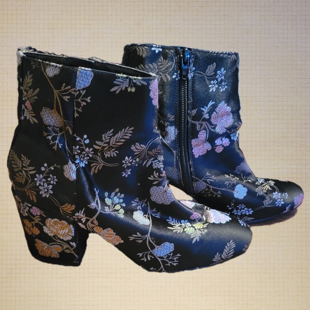 Charlotte Russe, Womans 8 | Black With Floral Lace Embroidery Design
